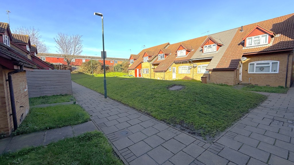 Lot: 15 - ONE-BEDROOM FLAT FOR INVESTMENT OR OWNER OCCUPATION - External image of communal garden area